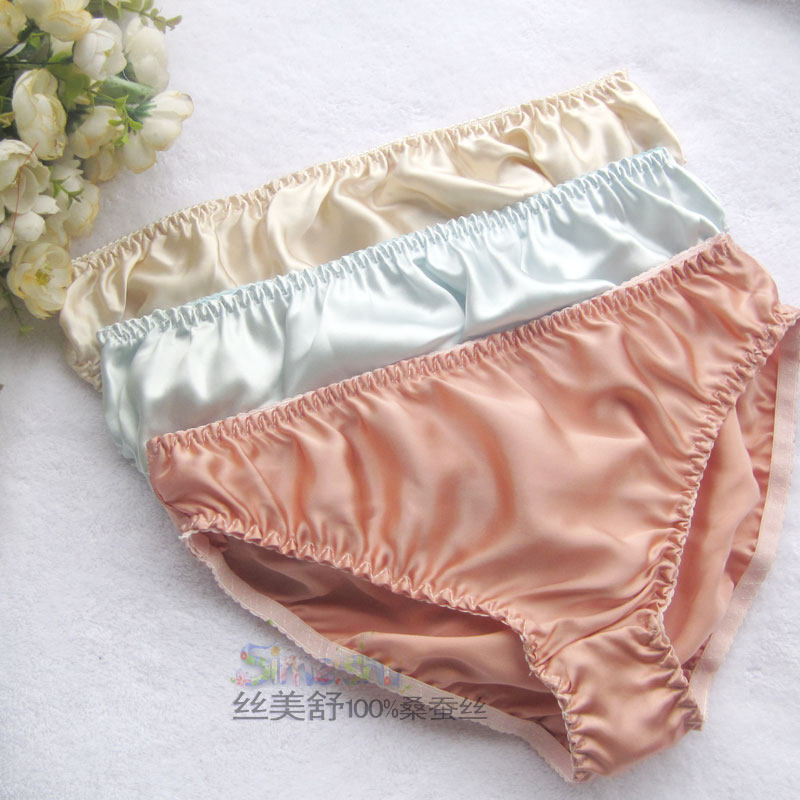 Mom's panties. Шелковые трусы женские зефир. Шелковые трусы женские в цветочек. Шелковые трусы женские ВК. Мамины шелковые трусы фото